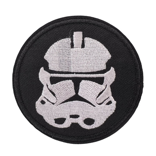 P0403-stormtrooper-op-zwarte-ronde-patch.jpg